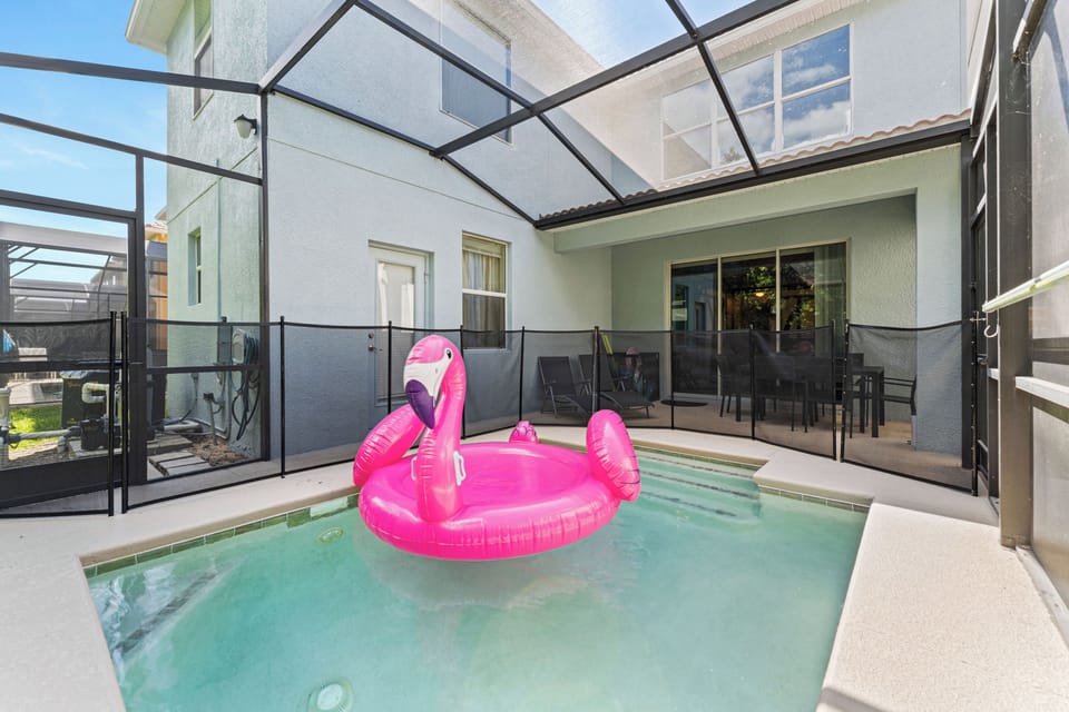 Private Backyard Pool (2)