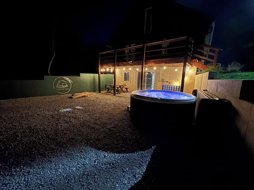 Backyard with 6 person Hot tub