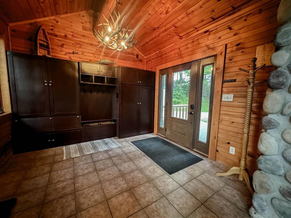 Main Lodge: Entryway