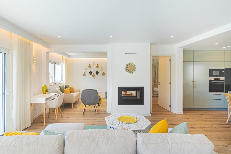 Bright open-plan living room with fireplace feature — Villa Juliet, luxury holiday villa in Loulé
