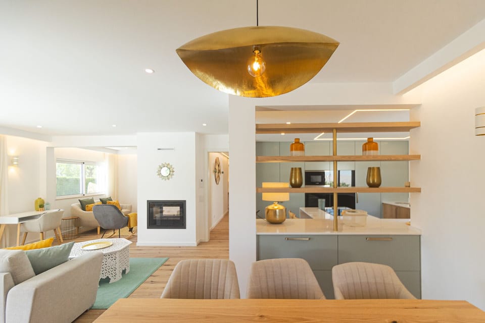 Open-plan living and dining area with gold pendant light — Villa Juliet, holiday villa in Loulé