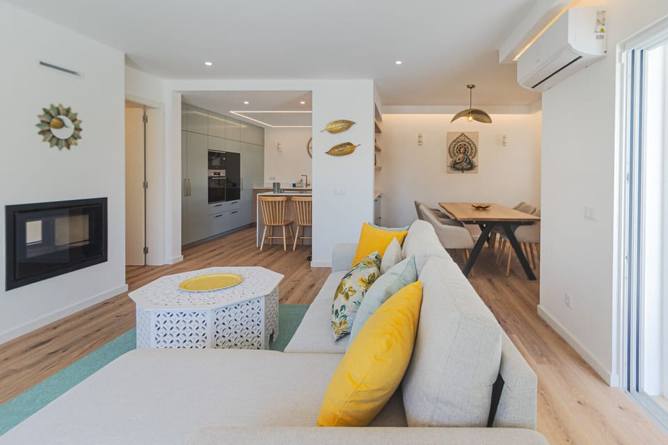 Open-plan living and dining area with yellow accents — Villa Juliet, holiday villa in Loulé