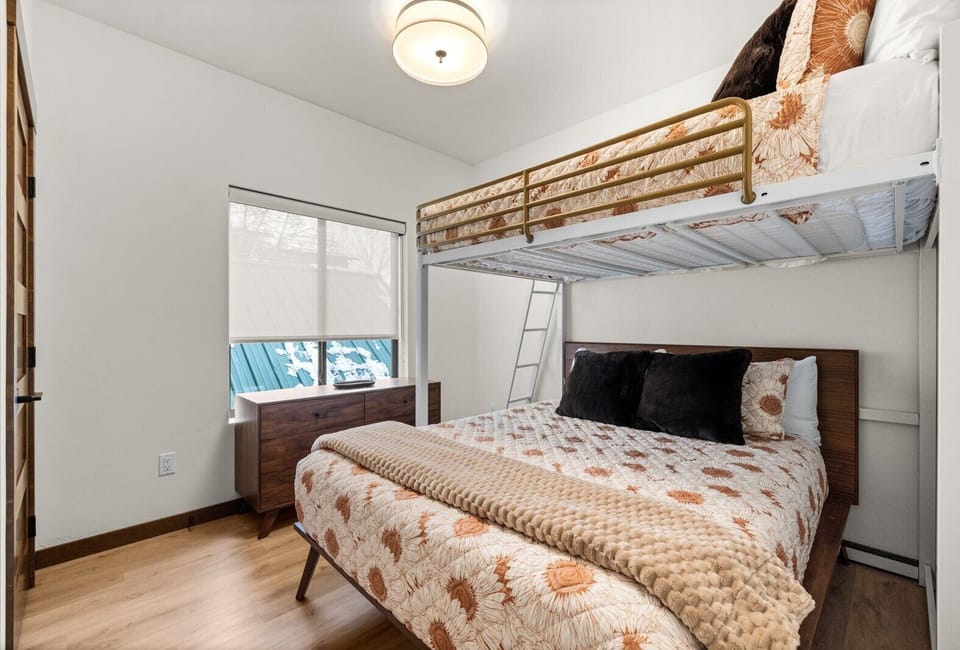 Queen-size Bed with Lofted Full-size Bed | Middle Level