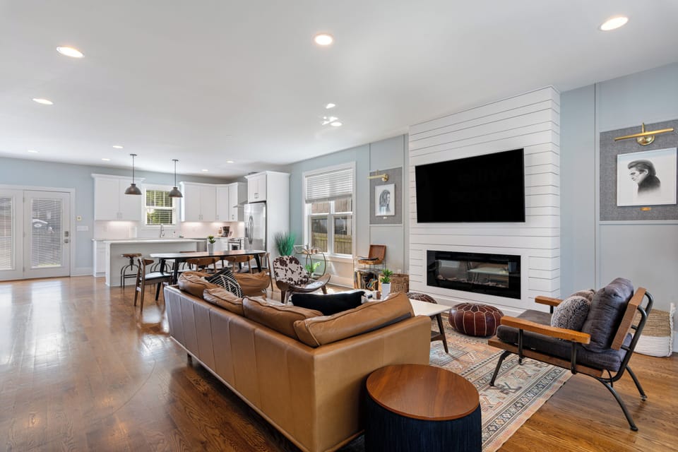 Plenty of space for everybody with the open floor concept!