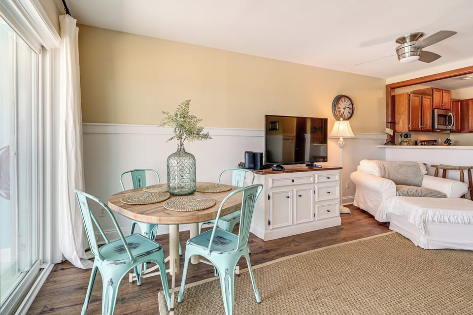 Dining Area | Dishware & Flatware