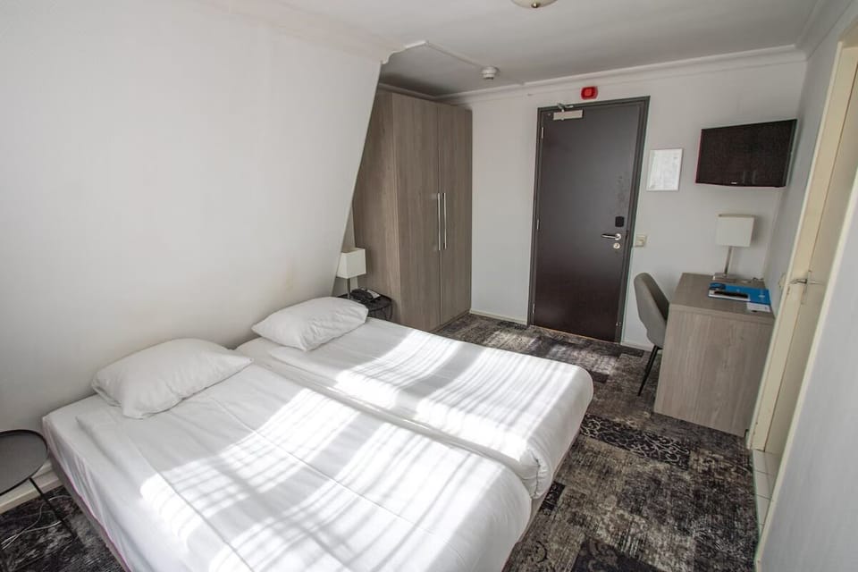 Unit with two Twin beds