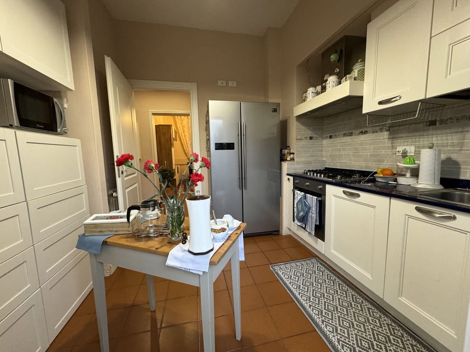 Kitchen Appliance, Kitchen, Major Appliance, Furniture, Countertop, Flooring, Interior Design, Cabinetry, Wood, Home Appliance