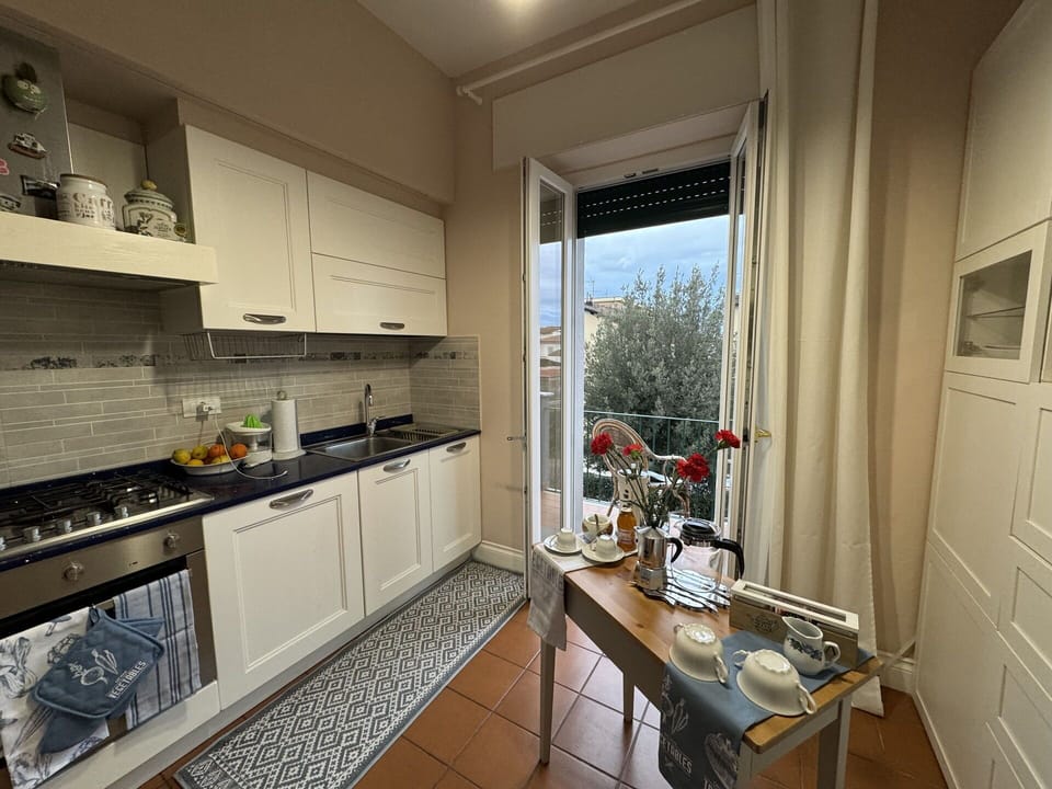 Kitchen Appliance, Kitchen, Furniture, Major Appliance, Interior Design, Flooring, Countertop, Cabinetry, Floor, Home Appliance