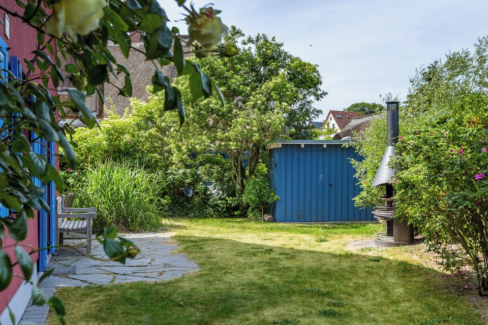 Garden with Fire Pit and Seating Options