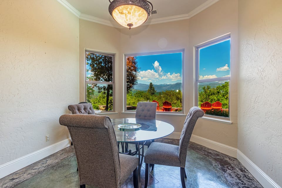 Breakfast Nook - w Great Views!