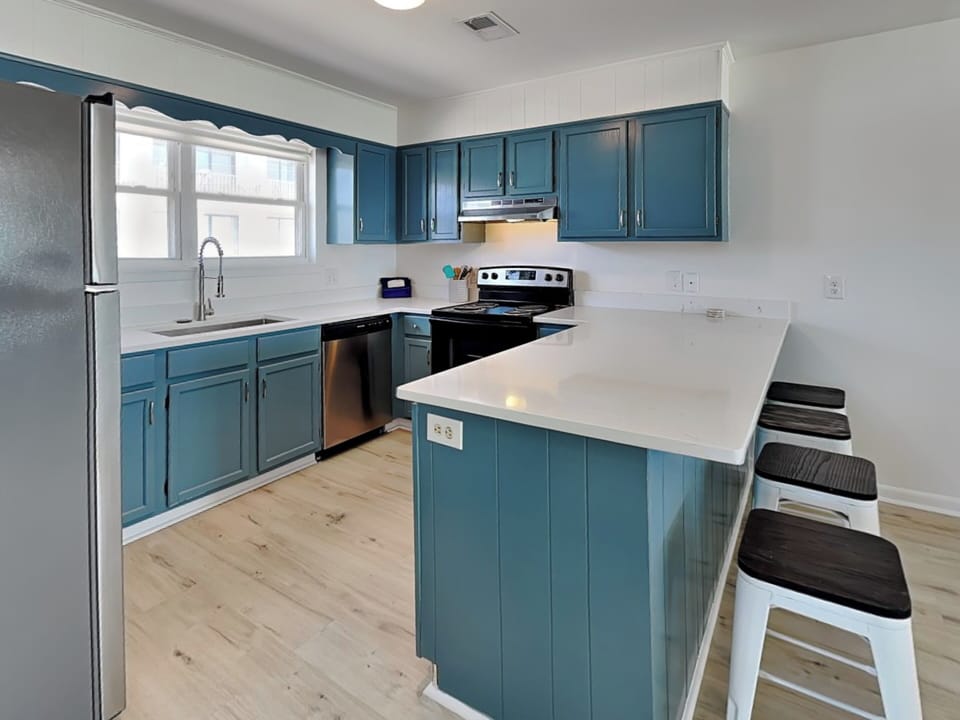 Full Size Kitchen with Breakfast Bar