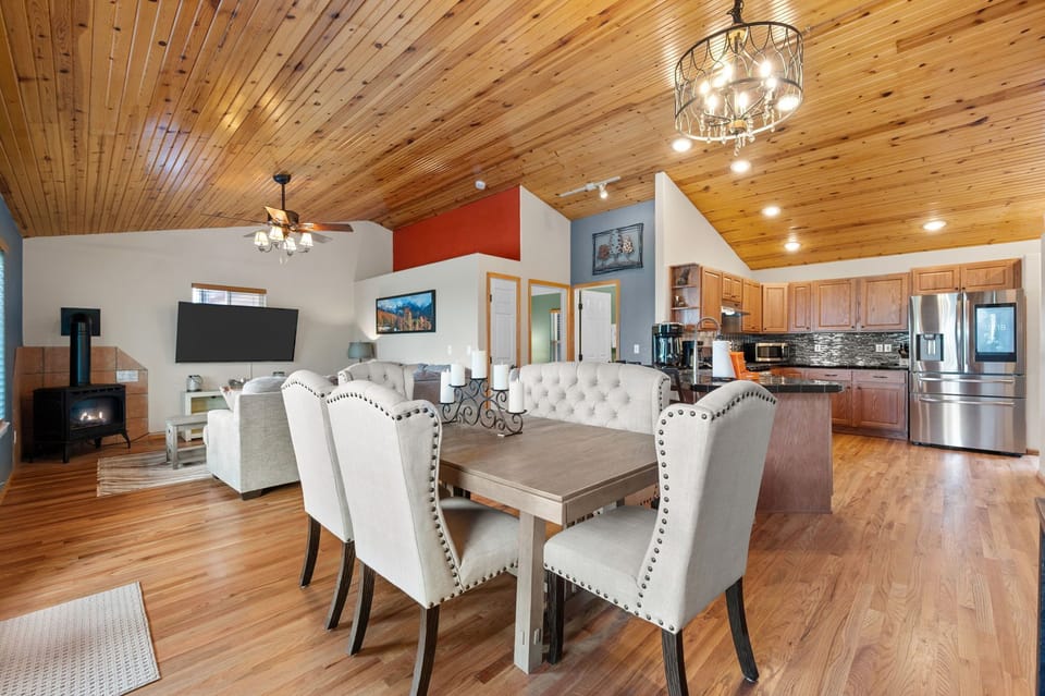 Room for everyone! Enjoy meals together with seating for 10 between the dining table and kitchen counter.
