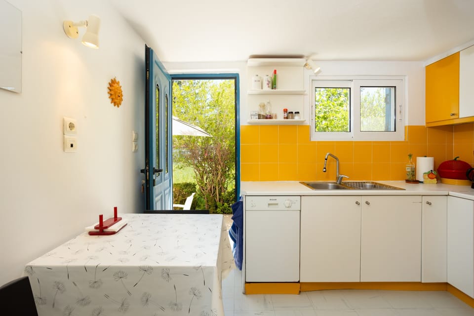 Fully Equipped Kitchen – Includes all essentials for home-cooked meals and easy dining.

