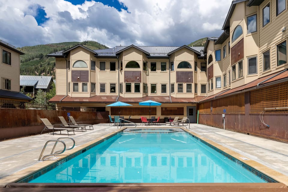 Lulu 6K - Bear Creek Basecamp by Curate Telluride