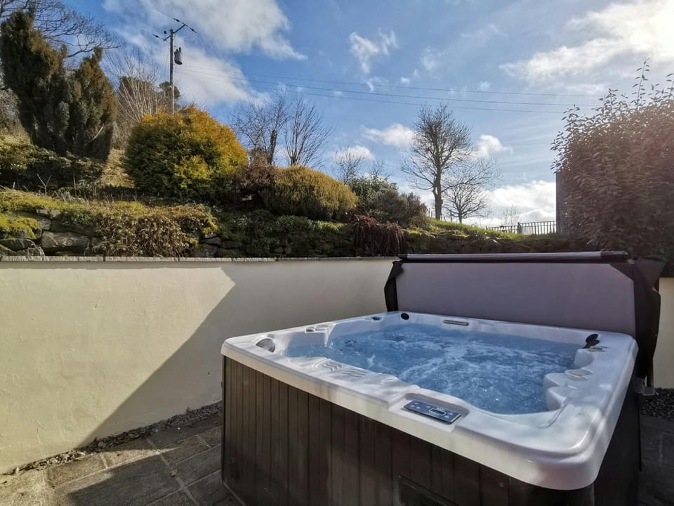Hot tub with bubbles