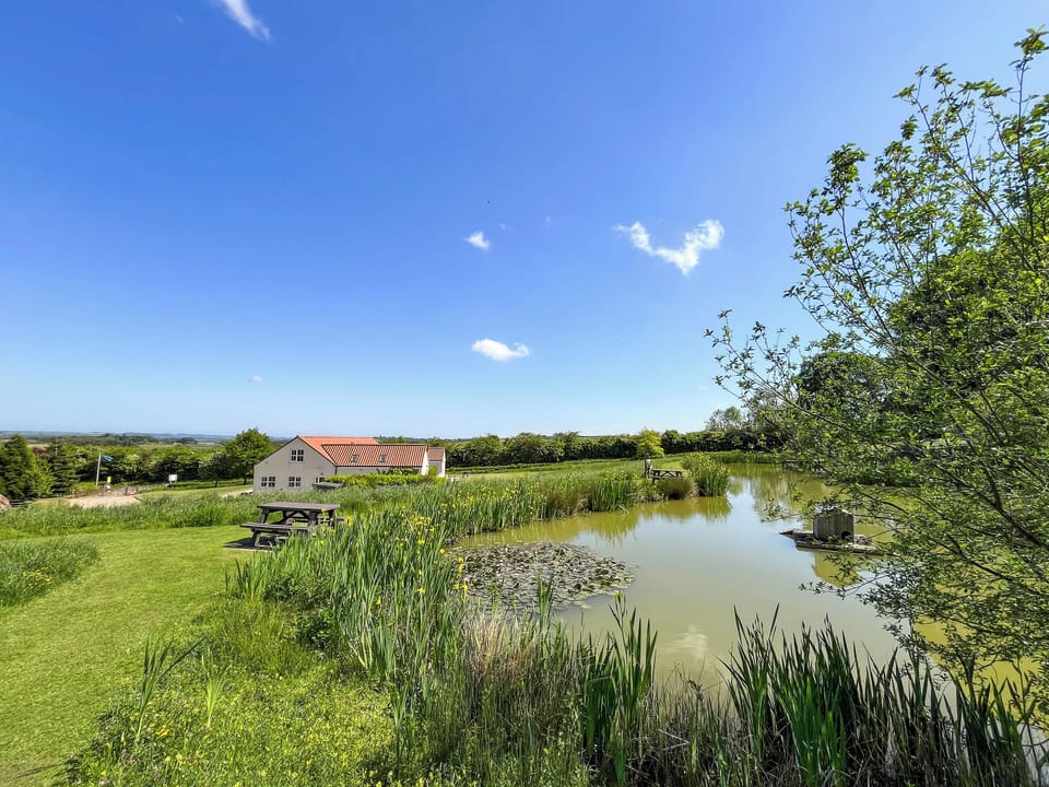 Private shared natural grounds which extend over 4 acres | Lauras Loft - Greetham Retreat, Greetham, near Horncastle