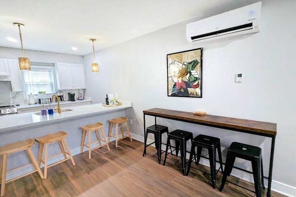 Come dine & unwind in our trendy flat!