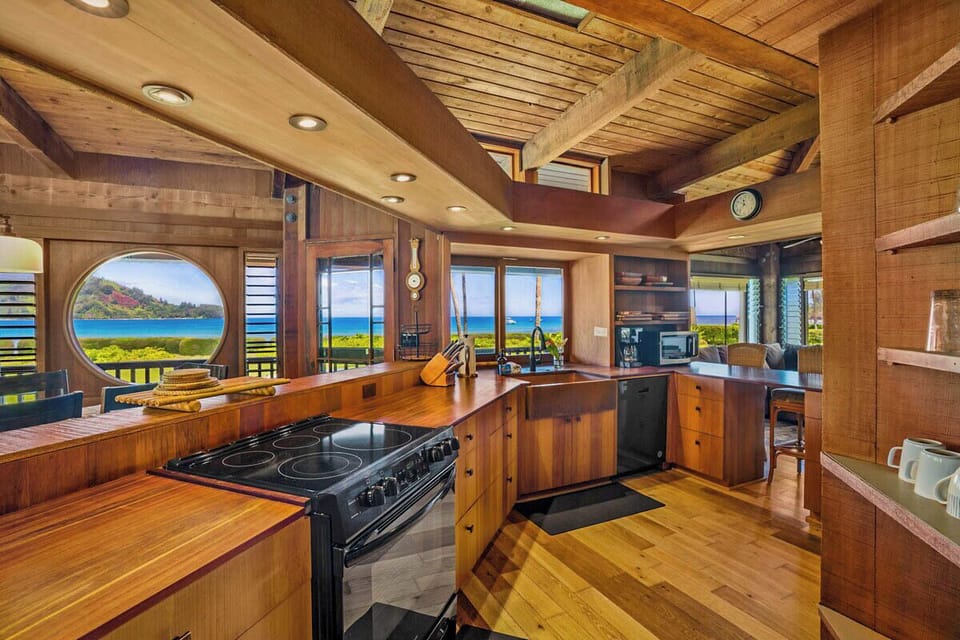 Beautiful ocean view full kitchen!