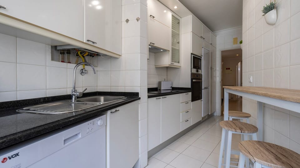 Fully equipped kitchen with sleek white cabinetry, a modern design, and high-end appliances.
#quality #modern #portugal #pt #costadacaparica