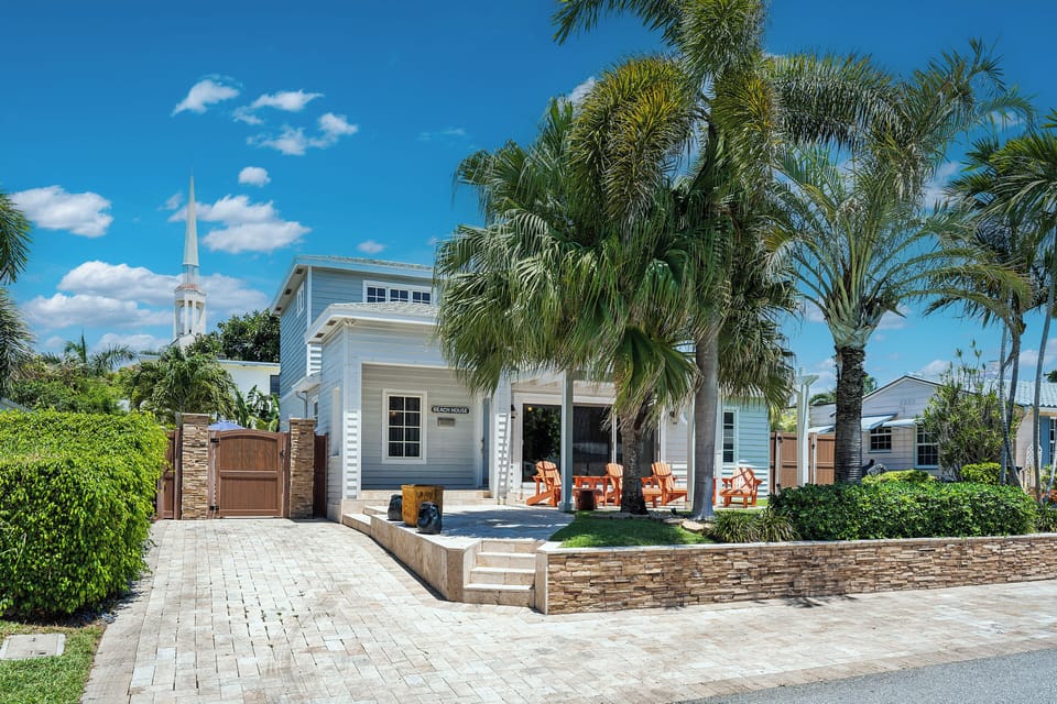 House #1  5 Bed/3.5 Bath w pool and hot tub. 1 blk from Beach & Atlantic Ave!