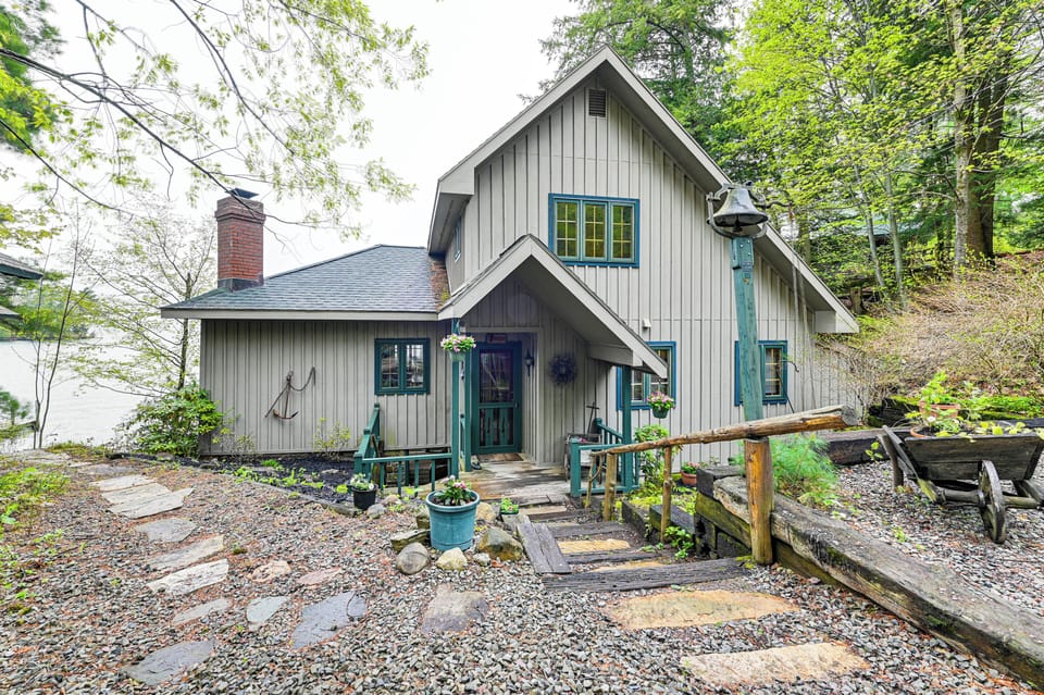 Huletts Landing Vacation Rental | 3BR | 2BA | Stairs Required | 2,000 Sq Ft