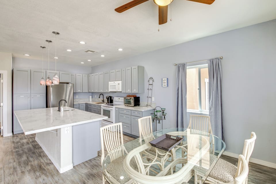 Dining Area | Central A/C & Heating | Open Floor Plan