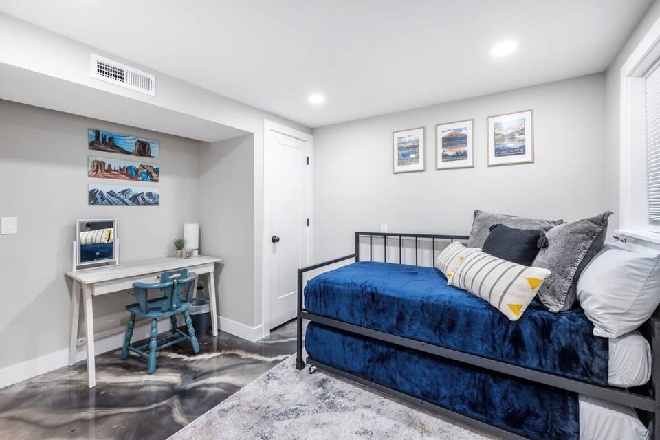 2 Twin beds, desk/vanity
