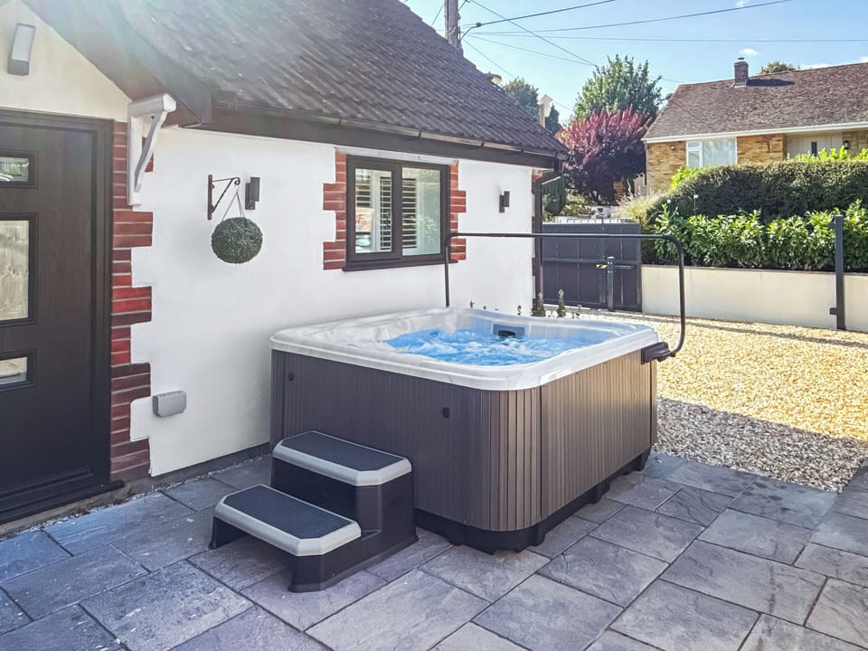 Hot tub | Jasmin, Somerset, near Chard