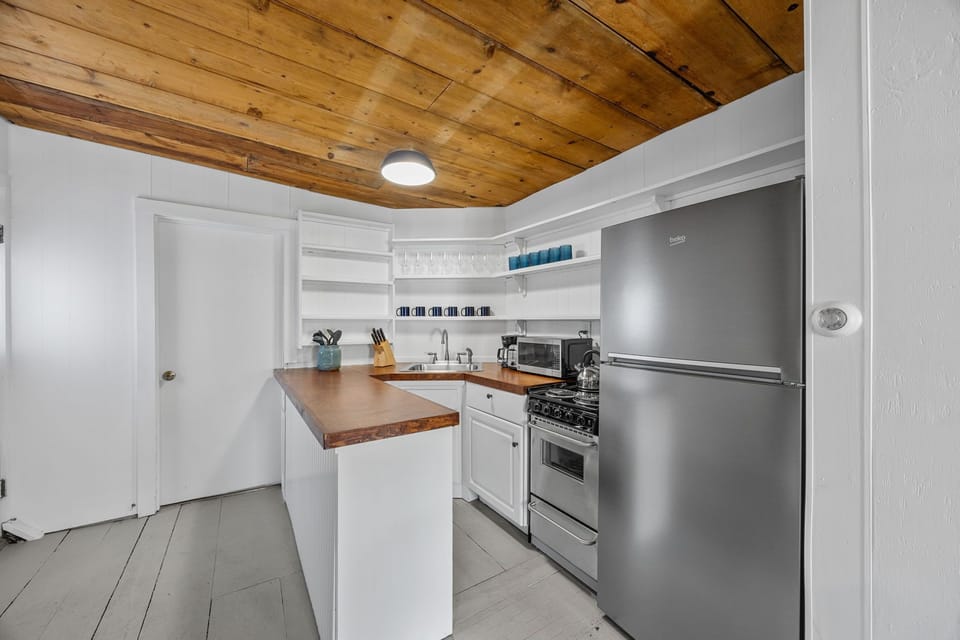 Fully equipped kitchen: coffee maker, toaster, microwave, range, oven, fridge.