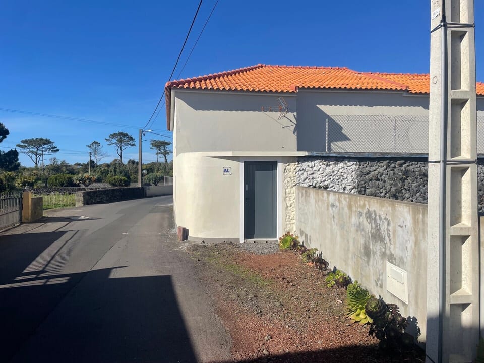 Fachada com porta exterior de acesso ao pátio do alojamento