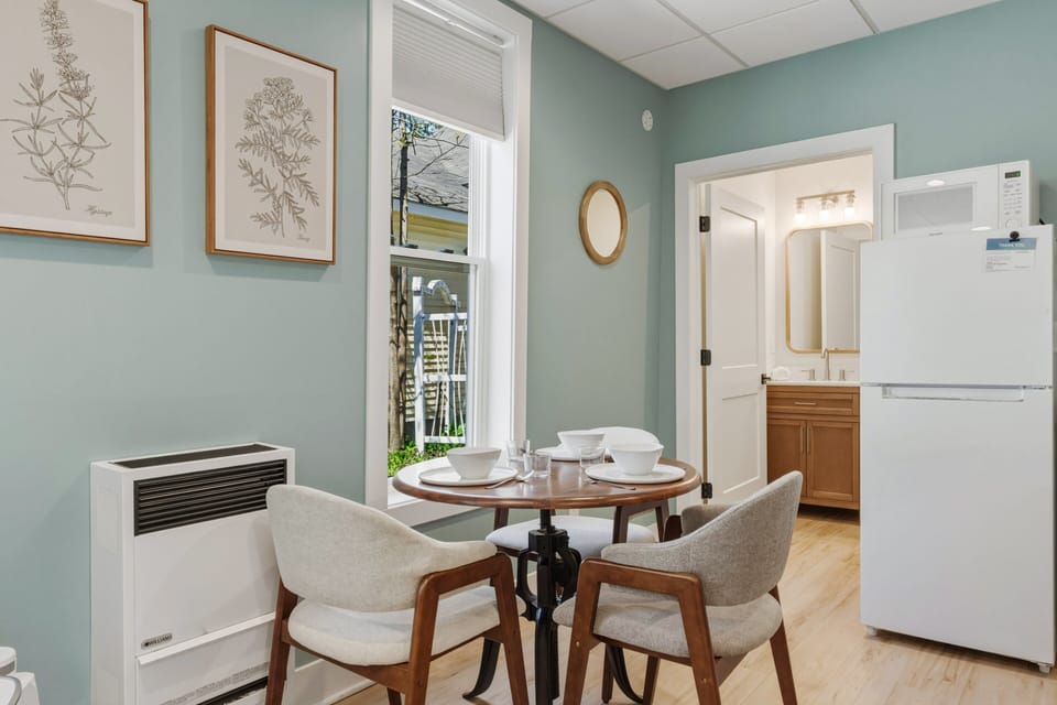 🏡 Gather around and make yourself at home.
Perfect for casual meals, game nights, or catching up after a day out.