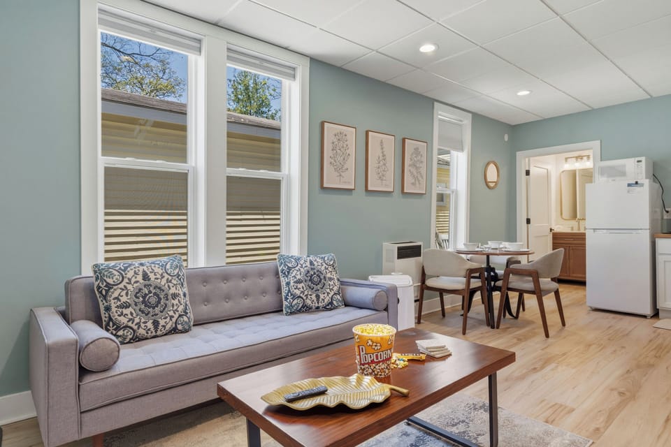 💫 The perfect home base.
Whether you're visiting for a weekend getaway or an extended stay, this inviting living area offers everything you need to feel at home.
