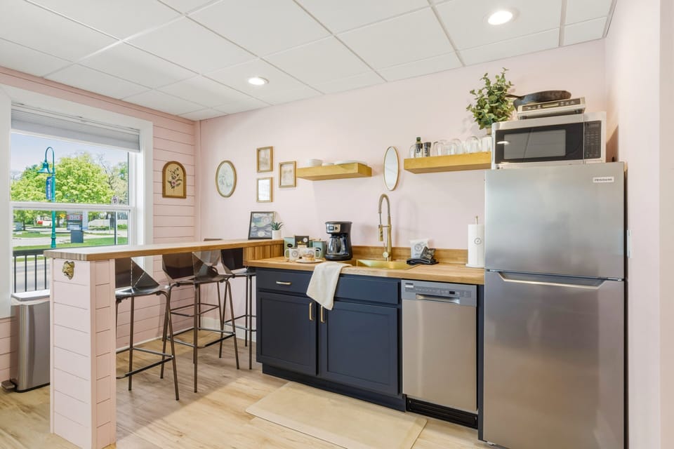 🥐 Mornings made easy.
Enjoy fresh coffee, light meals, and casual conversations in this bright and inviting space.