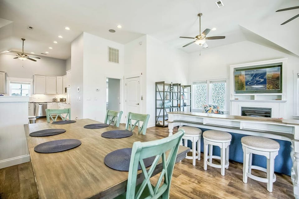 Top-Level Dining Room with Table (seats 8)