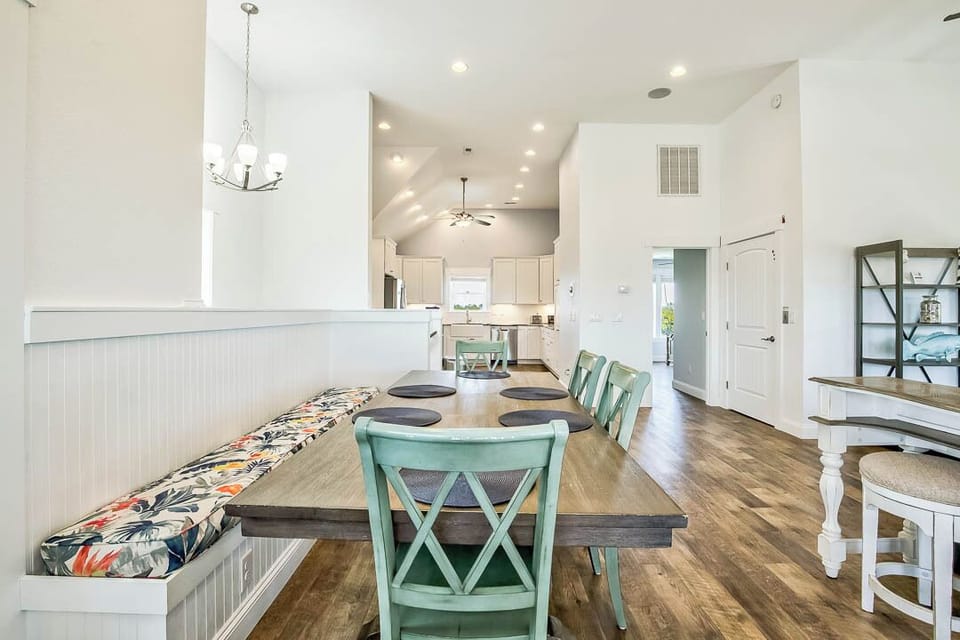 Top-Level Dining Room with Table (seats 8)