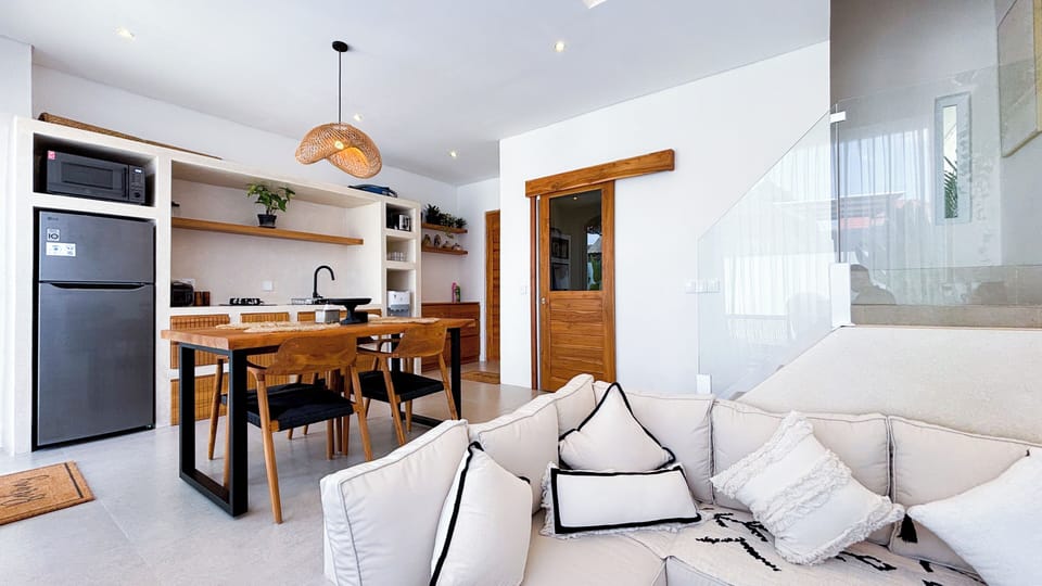 Enclosed sunken lounge with sofa, smart TV & AC – Villa Balinay