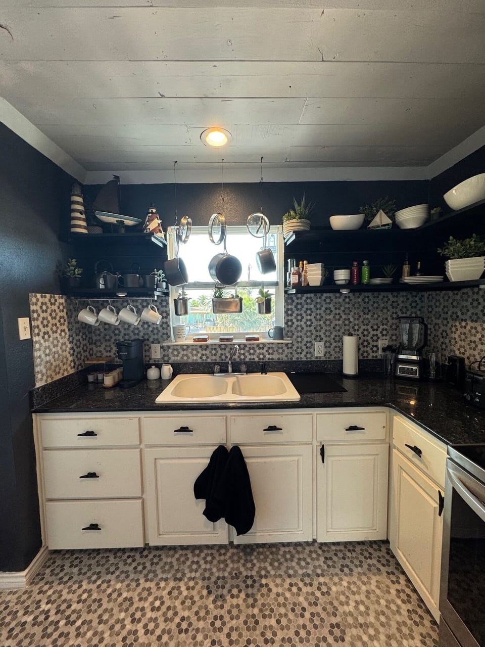 Full gourmet kitchen