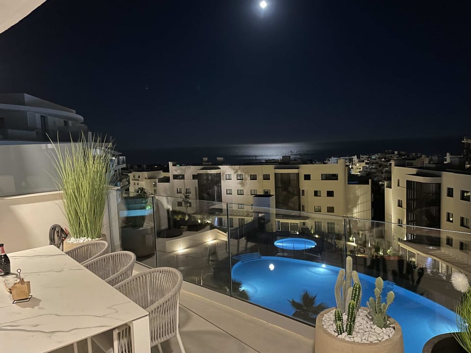 Beautiful nighttime view over the illuminated pool. 🌌
