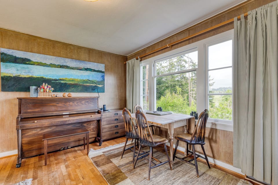 Seating nook perfect for sightseeing.