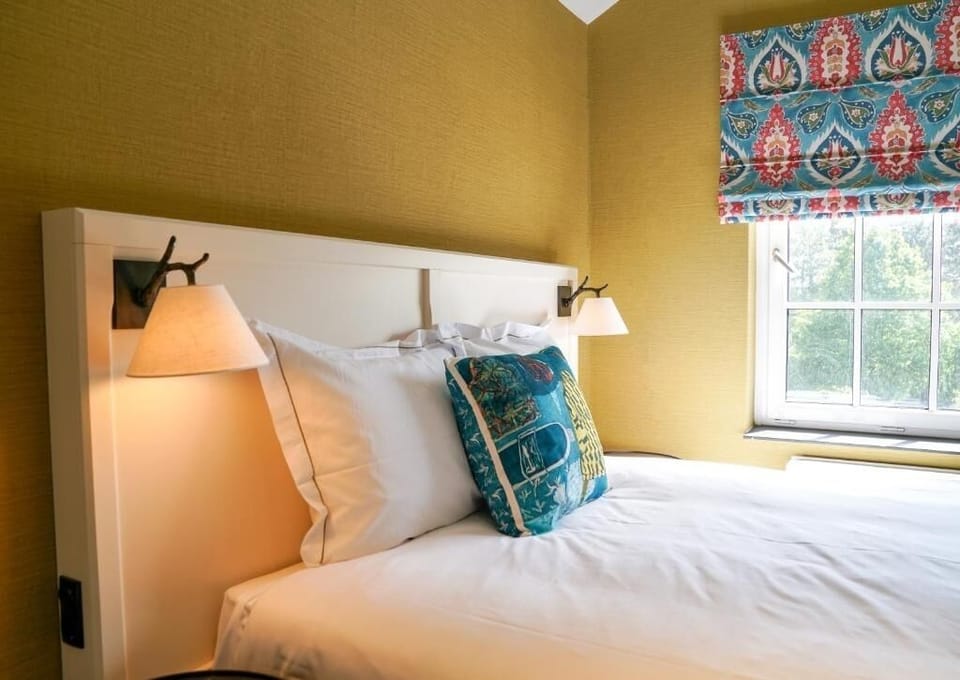 Unit with double bed. Exact unit will be assigned upon arrival. Views, colors, and decor may vary.