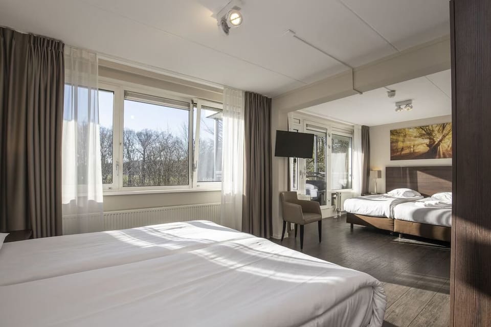 Unit with 4 single beds. Exact unit will be assigned upon arrival. Views, colors, and decor may vary.