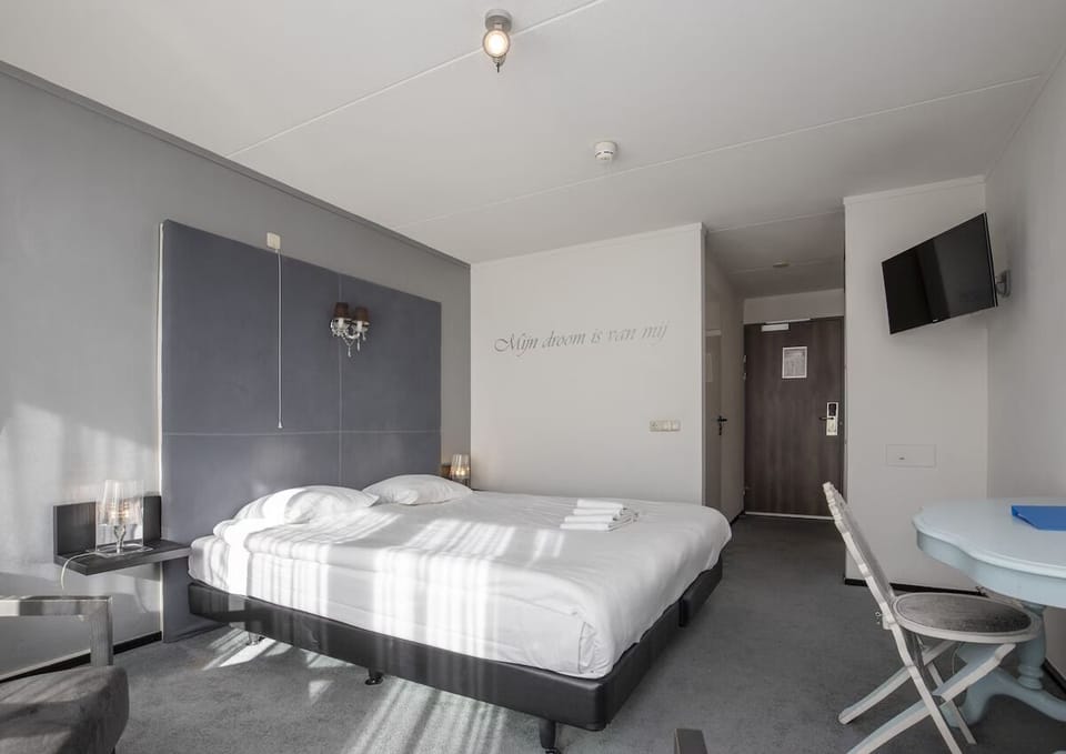 Unit with 2 single beds. Exact unit will be assigned upon arrival. Views, colors, and decor may vary.