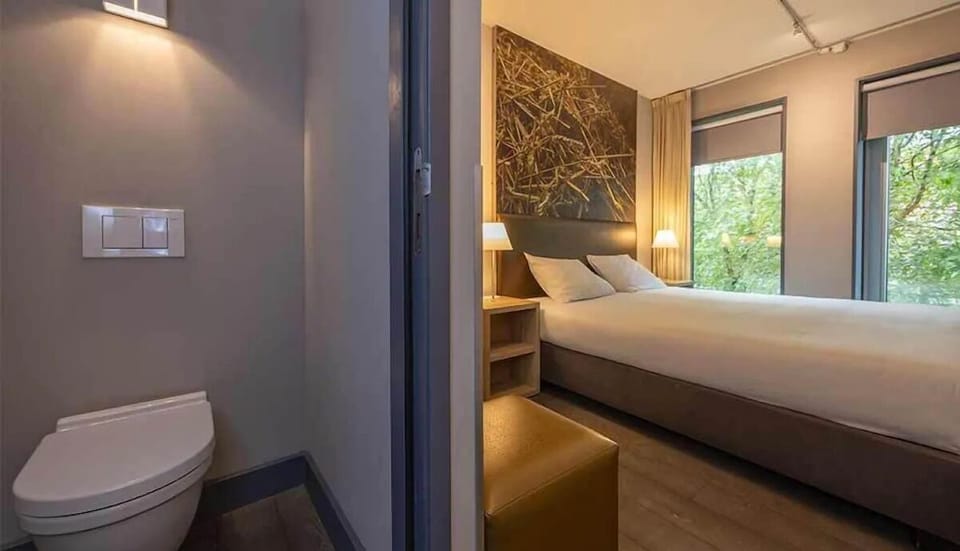 Unit with 1 king bed. Exact unit will be assigned upon arrival. Views, colors, and decor may vary.