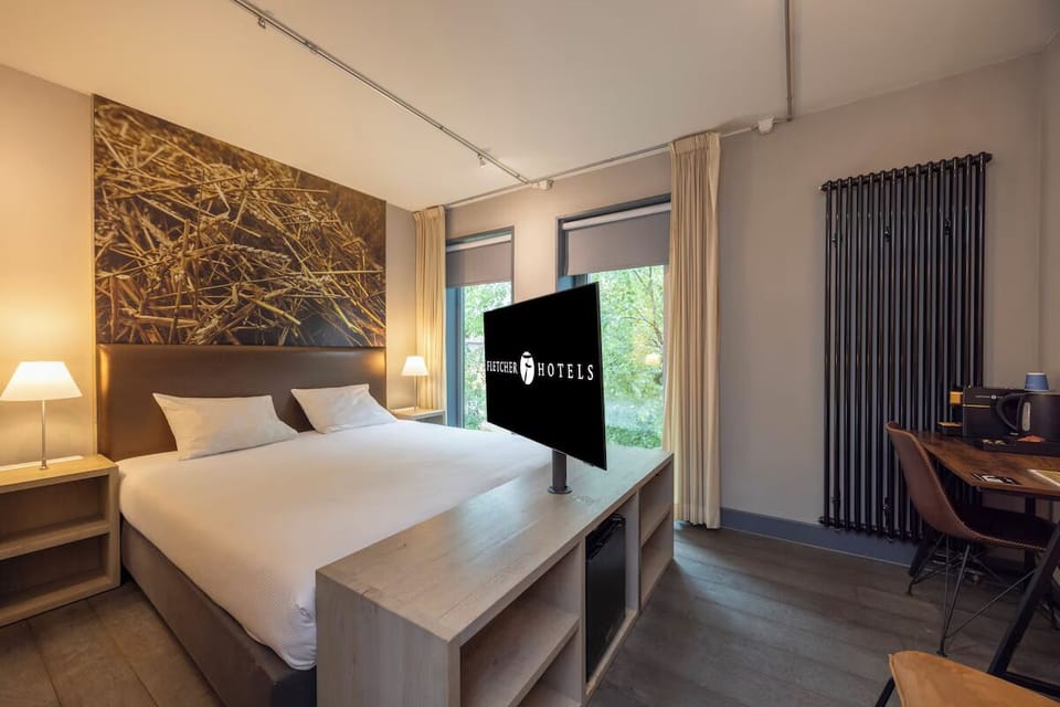 Unit with 1 king bed. Exact unit will be assigned upon arrival. Views, colors, and decor may vary.