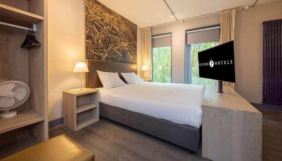 Unit with 1 double bed. Exact unit will be assigned upon arrival. Views, colors, and decor may vary.