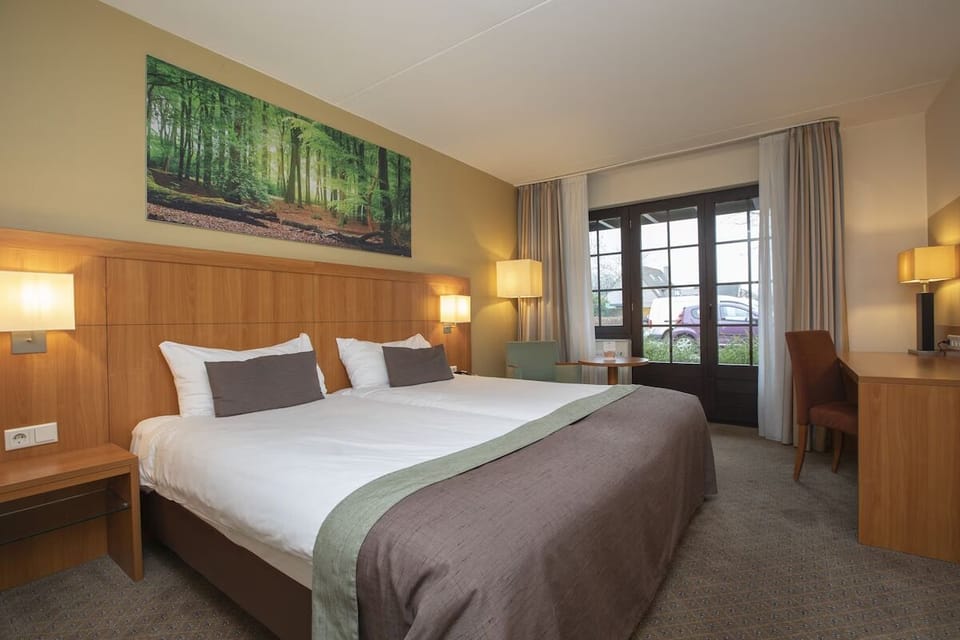 Unit with 2 single beds. Exact unit will be assigned upon arrival. Views, colors, and decor may vary.