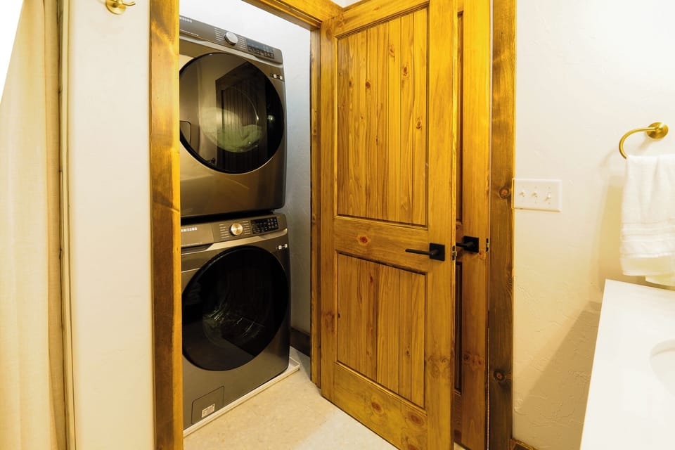 Stay Fresh, No Matter the Adventure
A full-size washer and dryer are tucked neatly into the main bath—perfect for tackling trail dust, toddler messes, or keeping your crew stocked with clean clothes on longer stays.