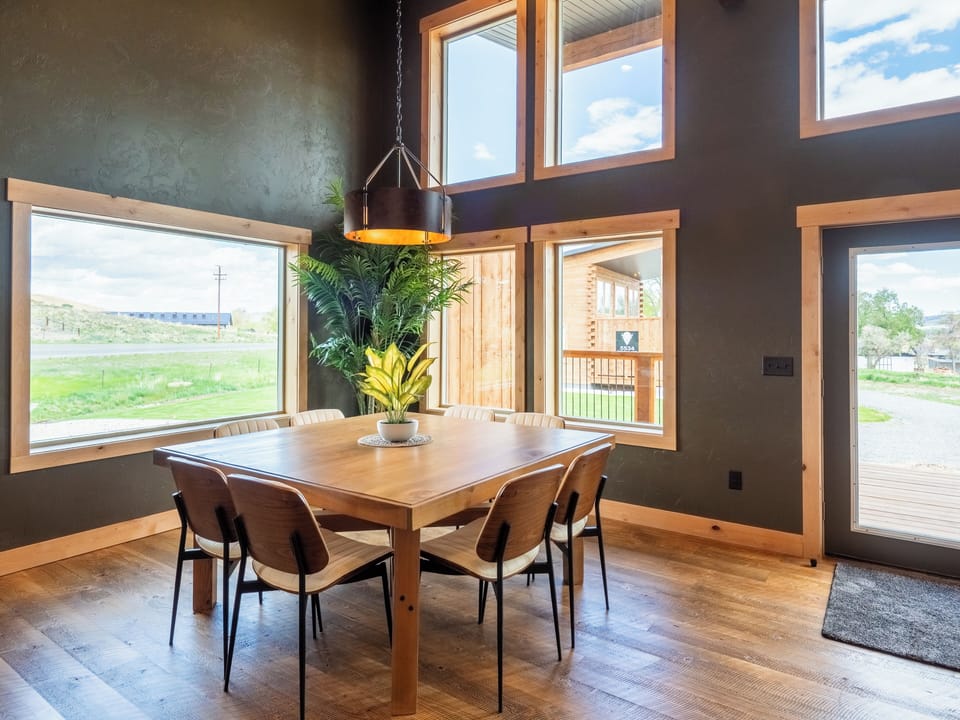 Elevated Dining with a View
Surrounded by windows and bathed in natural light, this intimate dining space was designed for slow breakfasts, long dinners, and unhurried conversations. Whether you're savoring steaks or playing cards, the views—and the company—steal the show.