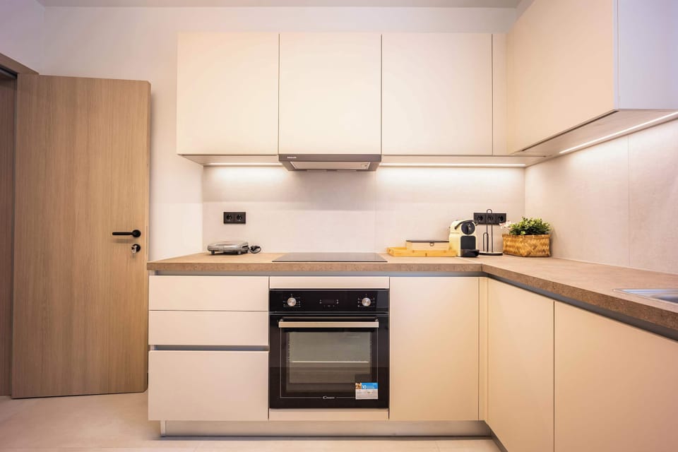 Contemporary finishes, warm lighting, and thoughtful details create a stylish hub steps from lively restaurants.