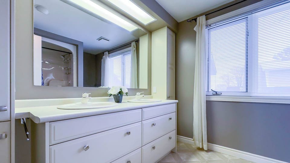Upper Level 4 Piece Bathroom